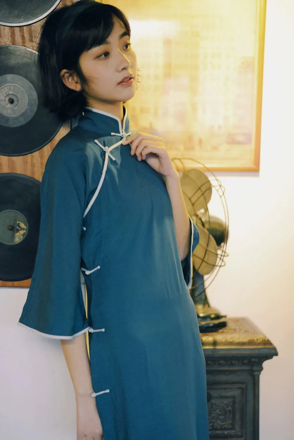 Mulan Xiang 木兰香 Magnolia Late 20s Bell Sleeve Cotton Silk Qipao